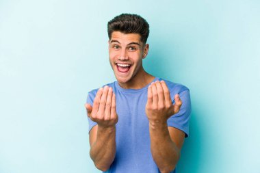 Kafkasyalı genç adam mavi arka planda izole edilmiş seni işaret ediyor sanki davet ediliyormuş gibi..