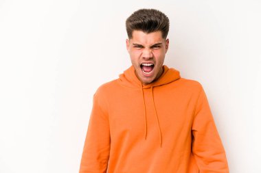 Beyaz arka planda izole genç beyaz adam çok kızgın, öfke kavramı bağırıyor, hayal kırıklığına uğramış.
