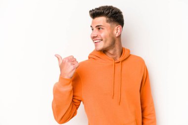 Beyaz arka planda izole genç beyaz adam parmak uzakta, gülüyor ve kaygısız.