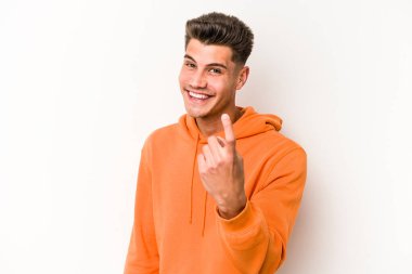 Beyaz arka planda izole edilmiş genç beyaz bir adam seni işaret ediyor. Sanki davet ediliyormuş gibi..