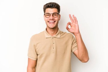 Beyaz arka planda izole edilmiş genç beyaz bir adam neşeli ve kendinden emin..