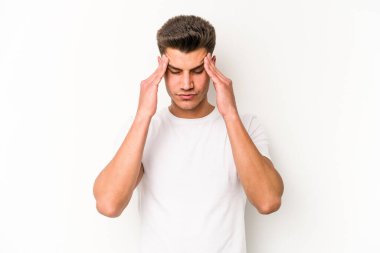 Beyaz arka planda izole edilmiş genç beyaz bir adam tapınaklara dokunuyor ve başı ağrıyor..