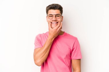 Beyaz arka planda izole genç beyaz adam iki seçenek arasında şüphe.