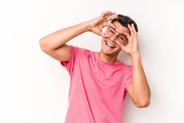 Beyaz arka planda izole edilmiş genç beyaz bir adam gözlerinde sorun olmadığını gösteriyor.