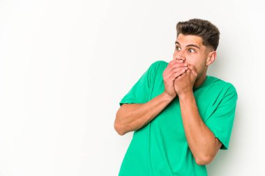 Beyaz arka planda izole edilmiş beyaz tenli genç adam ağzını eliyle kapatan bir fotokopi odasına bakıyor..