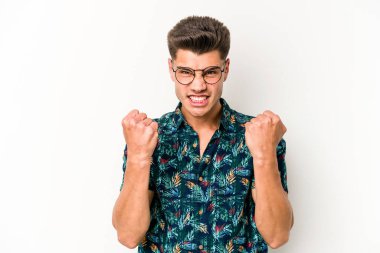 Beyaz arka planda izole edilmiş genç beyaz adam gergin elleriyle çığlık atıyor..