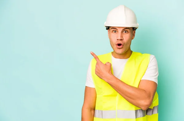 Young Laborer Caucasian Man Isolated Blue Background Pointing Side — Stock Photo, Image