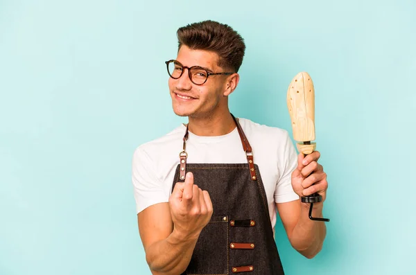 Young Caucasian Shoemaker Isolated Blue Background Pointing Finger You Inviting — Foto Stock