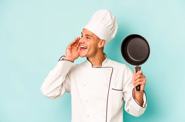 年轻的高加索厨师手持被蓝色背景隔离的飞盘大喊着 手牵着手掌靠近张开的嘴 — 图库照片