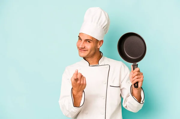 Young Caucasian Chef Man Holding Flying Pan Isolated Blue Background — Stock fotografie