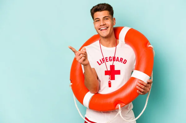 Jovem Salva Vidas Caucasiano Isolado Fundo Azul Sorrindo Apontando Para — Fotografia de Stock