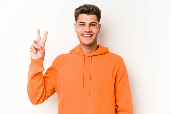 Jonge Blanke Man Geïsoleerd Witte Achtergrond Met Overwinningsteken Brede Glimlach — Stockfoto