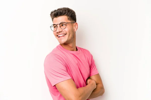 Joven Caucásico Aislado Sobre Fondo Blanco Riendo Divirtiéndose — Foto de Stock