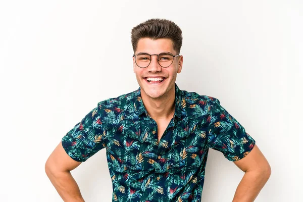 Beyaz arka planda izole edilmiş genç beyaz adam mutlu, güler yüzlü ve neşeli..