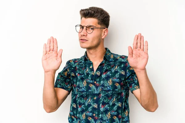 Junger Kaukasischer Mann Isoliert Auf Weißem Hintergrund Stehend Mit Ausgestreckter — Stockfoto