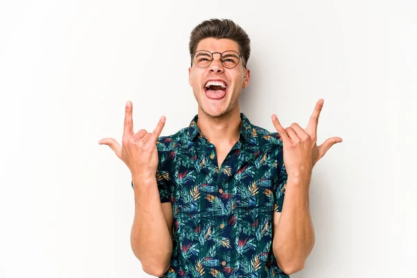 Beyaz arka planda izole edilmiş genç beyaz bir adam boynuzlarını devrim konsepti olarak gösteriyor..