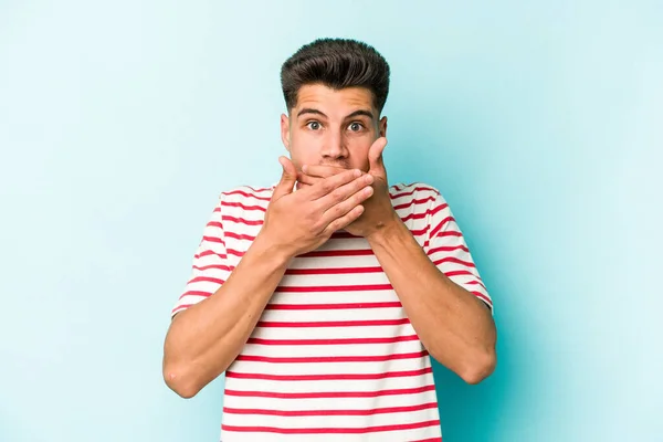Ung Kaukasisk Man Isolerad Blå Bakgrund Täcker Munnen Med Händerna — Stockfoto