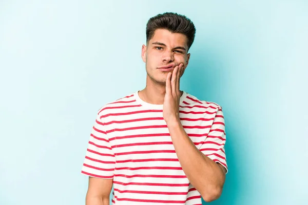 Young Caucasian Man Isolated Blue Background Having Strong Teeth Pain — Stock Photo, Image