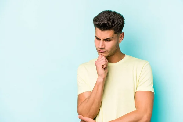 Young Caucasian Man Isolated Blue Background Looking Sideways Doubtful Skeptical — Stock Photo, Image