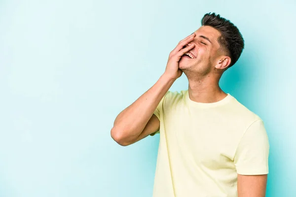 Mladý Běloch Izolovaný Modrém Pozadí Veselý Bezstarostný Přírodní Emoce — Stock fotografie