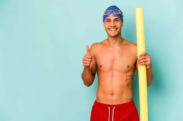 Junger Kaukasischer Schwimmer Hält Schaumstoffstab Isoliert Auf Blauem Hintergrund Lächelt — Stockfoto