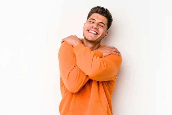 Joven Hombre Caucásico Aislado Los Abrazos Fondo Blanco Sonriente Despreocupado —  Fotos de Stock