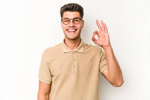 Jovem Caucasiano Homem Isolado Fundo Branco Alegre Confiante Mostrando Gesto — Fotografia de Stock