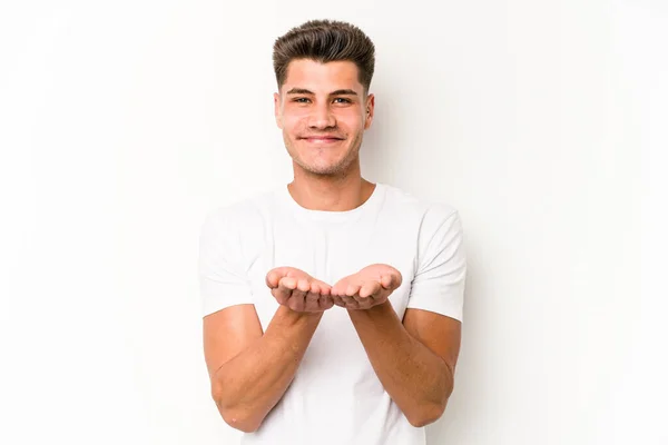 Joven Hombre Caucásico Aislado Sobre Fondo Blanco Sosteniendo Algo Con — Foto de Stock