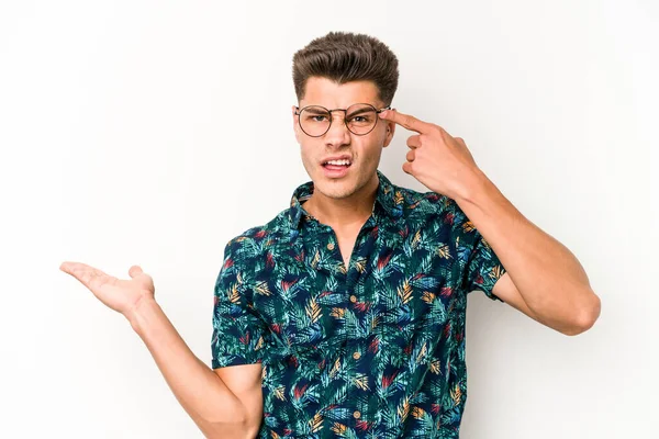 Beyaz arka planda izole edilmiş genç beyaz bir adam işaret parmağıyla hayal kırıklığı jesti gösteriyor..