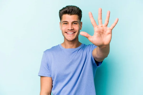 Jonge Blanke Man Geïsoleerd Blauwe Achtergrond Lachend Vrolijk Tonen Nummer — Stockfoto