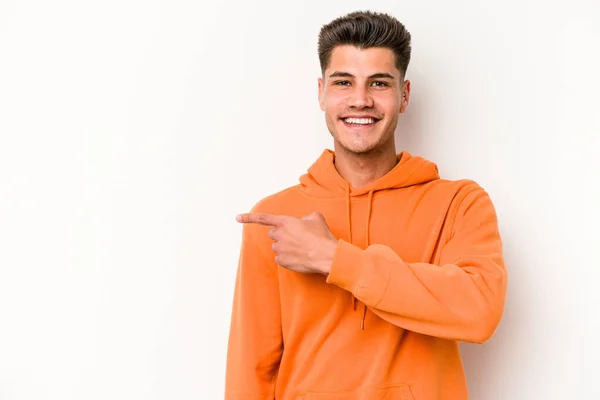 Jovem Caucasiano Isolado Fundo Branco Sorrindo Apontando Para Lado Mostrando — Fotografia de Stock