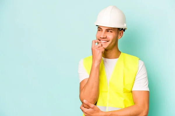 Young Laborer Caucasian Man Isolated Blue Background Relaxed Thinking Something — Stock Photo, Image
