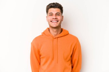 Beyaz arka planda izole edilmiş genç beyaz adam mutlu, güler yüzlü ve neşeli..