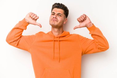 Beyaz arka planda izole edilmiş genç beyaz adam gururlu ve kendinden emin hissediyor, örnek olarak..