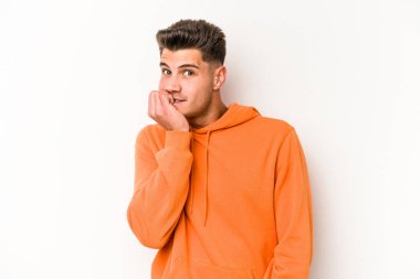 Beyaz arka planda izole edilmiş, tırnak yiyen, gergin ve endişeli genç bir beyaz adam..