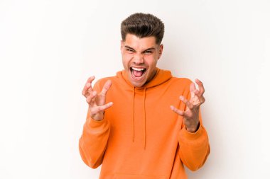 Beyaz arka planda izole edilmiş genç beyaz bir adam öfkeyle bağırıyor..