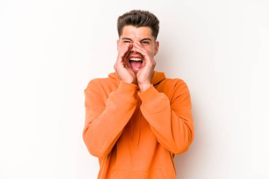 Beyaz arka planda izole edilmiş beyaz bir adam heyecanlı bir şekilde bağırıyor..