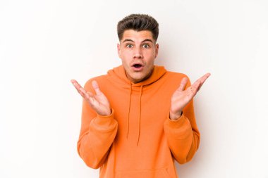 Beyaz arka planda izole edilmiş genç beyaz adam şaşırdı ve şok oldu..