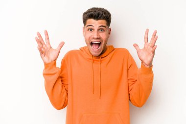 Beyaz arka planda izole edilmiş genç beyaz adam gökyüzüne haykırıyor, yukarı bakıyor, hayal kırıklığına uğramış..