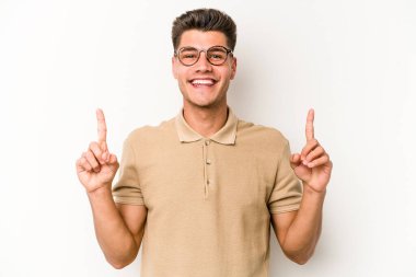 Beyaz arka planda izole genç beyaz adam işaret iki ön parmakları boş bir boşluk gösteren.