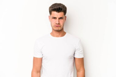 Beyaz arka planda soyutlanmış beyaz bir adam üzgün, ciddi bir yüz, mutsuz ve hoşnutsuz..