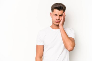 Beyaz arka planda izole edilmiş, üzgün ve dalgın hisseden genç beyaz bir adam fotokopi alanına bakıyor..