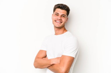 Beyaz arka planda izole edilmiş genç beyaz adam mutlu, güler yüzlü ve neşeli..
