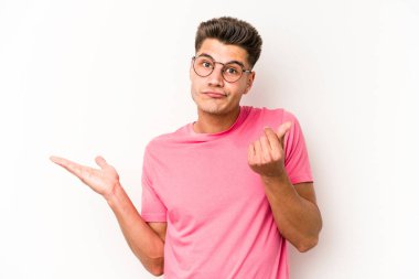 Beyaz arka planda izole genç beyaz adam onun hiç parası olmadığını gösteriyor.