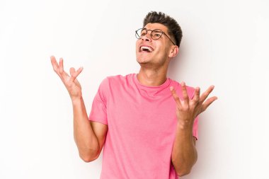 Beyaz arka planda izole edilmiş genç beyaz adam gökyüzüne haykırıyor, yukarı bakıyor, hayal kırıklığına uğramış..