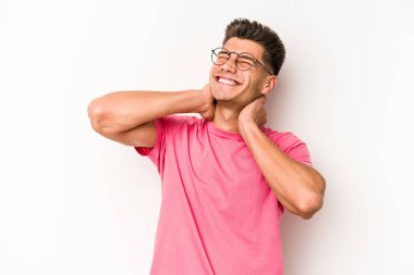 Beyaz arka planda izole edilmiş genç beyaz bir adam sabit yaşam tarzından dolayı boyun ağrısı çekiyor..