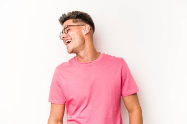 Beyaz arka planda izole edilmiş genç beyaz adam dans ediyor ve eğleniyor..