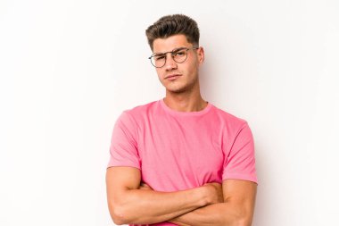 Beyaz arka planda izole edilmiş, sıkılmış, yorgun ve dinlenmeye ihtiyacı olan genç beyaz bir adam..