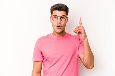 Beyaz arka planda izole edilmiş beyaz bir genç adam, yaratıcılık kavramı, harika bir fikre sahip..