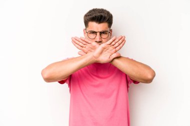 Beyaz arka planda izole genç beyaz adam inkar jesti yapıyor.